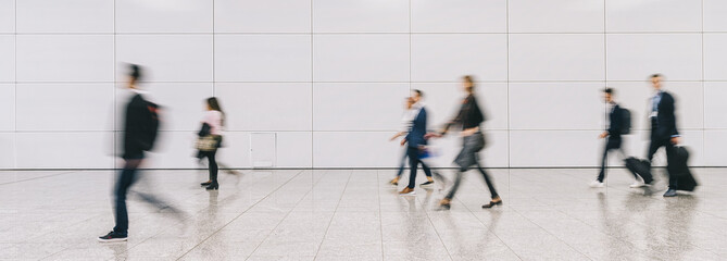 Viele anonyme Menschen in vollem Einkaufszentrum