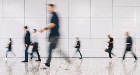 Anonyme Menschen gehen durch Halle einer Messe