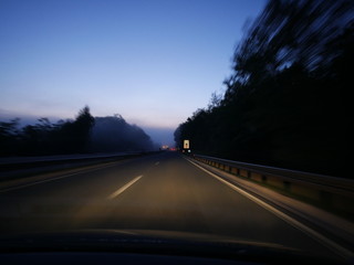 Fototapeta premium Istrien, Kroatien: Morgendämmerung beim Fahren