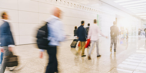 Anonyme Menschenmenge geht auf Messe