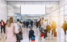 Werbeplakat in Menschenmenge bei einer Veranstaltung