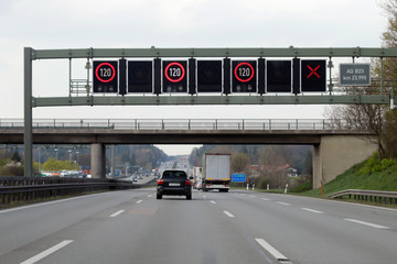 Autobahn Salzburg München mit Leitsystem, Bayern, Deutschland