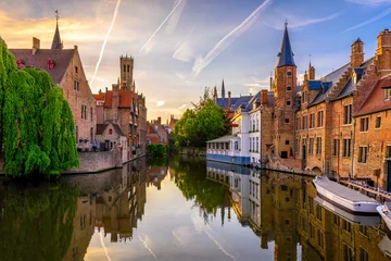 Fotobehang Brugge Klassieke weergave van het historische stadscentrum van Brugge (Brugge), provincie West-Vlaanderen, België. Zonsondergang stadsgezicht van Brugge. Kanalen van Brugge