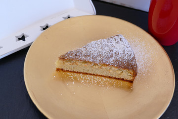 Spanischer Mandelkuchen mit Puderzucker