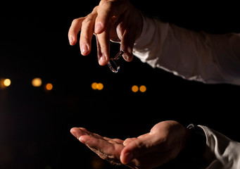 Hombre haciendo magia © imageblock