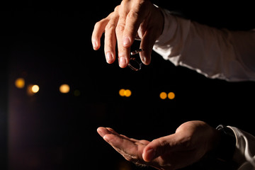 Hombre con anillos de boda en la mano