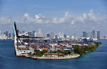 Obraz premium Panoramic view on the sea port in Miami, Florida. 