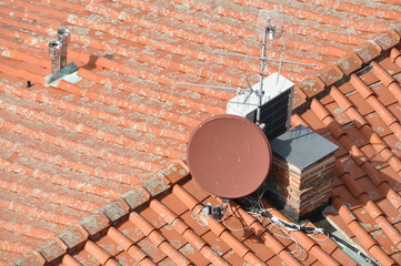 Satelittenantenne und analoge Fernsehantenne in schräger Draufsicht
