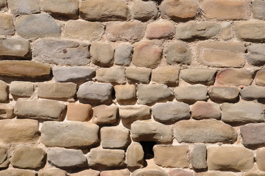 Natursteinmauer aus groben rundgewaschenen Steinen 