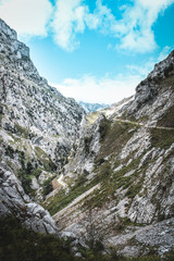 Fototapeta na wymiar Paseo por la Ruta del Cares con vistas impresionantes de Picos de Europa, Asturias, España