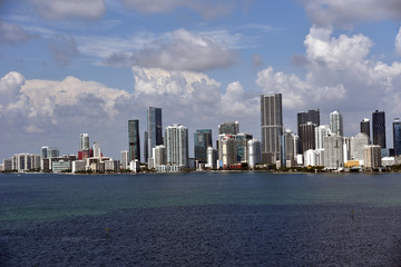 Fototapeta premium Skyline z Miami na Florydzie, widok z portu morskiego.