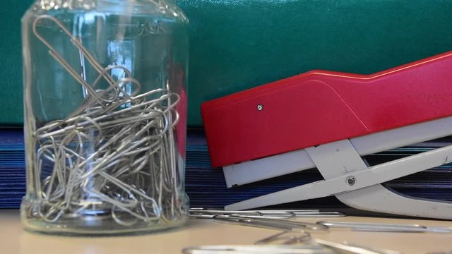 In Ufficio tra spillatrice e graffette