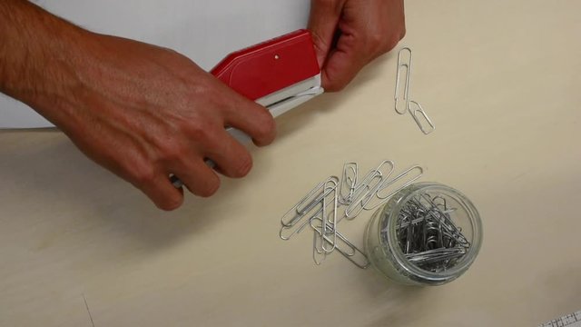 In Ufficio tra spillatrice e graffette