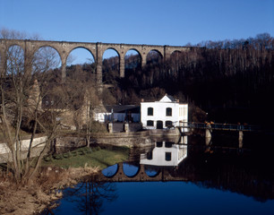 Das Göhrener Viadukt überspannt als Eisenbahnbrücke das Tal der Zwickerkauer Mulde bei Göhren