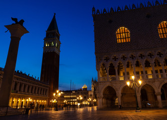 Fototapeta na wymiar Night view of the doge palace next to the San Marco bell tower