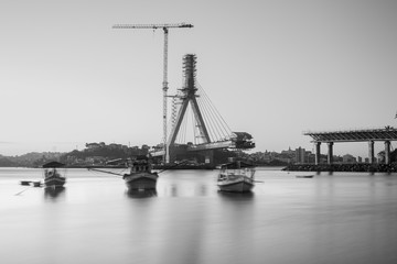 Vue de la construction du pont à haubans - photo longue exposition noir et blanc-2