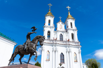 Fototapeta premium Vitebsk. Monument to Prince Algirdas and the resurrection Church on the town hall square in the city center.