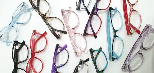 surtido de gafas de varios colores
