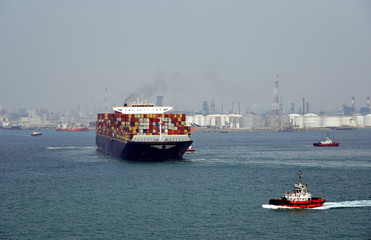 Naklejka premium Large, fully loaded container ship arriving to the port of Singapore. 