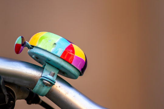 Farbenfrohe Fahrradklingel in bunten Farben für Kinder und fröhliche Erwachsene Radler schafft Sicherheit im Straßenverkehr durch akustische Signale beim Klingeln