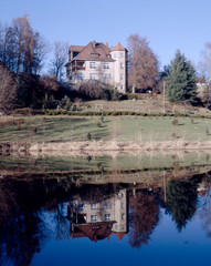Herrschaftshaus in Rochlitz spiegelt sich im Wasser