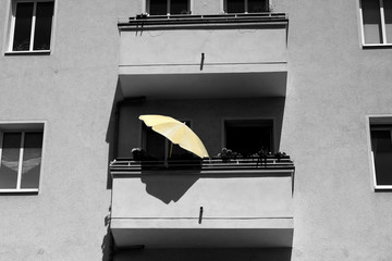 Sonnenschirm auf einem Berliner Balkon