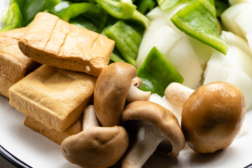 Green peppers, tofu, onion, and mushrooms in plate