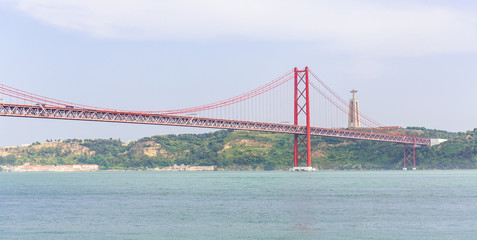 Obraz premium Lisbon, Portugal. Ponte 25 de Abril Suspension Bridge.