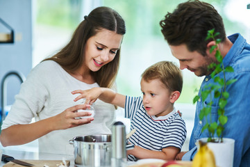 Obraz premium Young family spending time together in the kitchen