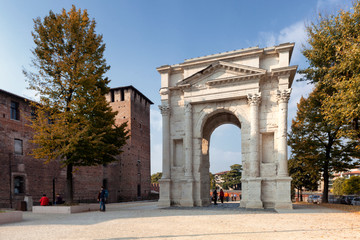 Fototapeta na wymiar Arco dei Gavi prima di Castelvecchio a Verona.
