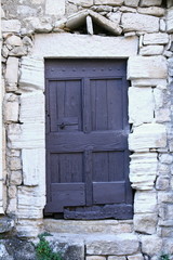 une porte ancienne en bois dans un village de provence