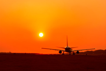 Fototapeta na wymiar 美しい夕焼け空・夕日を背景に離陸する航空機(シルエット)景色 　撮影場所：日本(秋) 「九州・熊本県」Aircraft (silhouette) scenery taking off against the backdrop of a beautiful sunset sky and sunset Location: Japan (Autumn) 