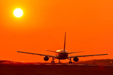 Fototapeta na wymiar 美しい夕焼け空・夕日を背景に離陸する航空機(シルエット)景色 　撮影場所：日本(秋) 「九州・熊本県」Aircraft (silhouette) scenery taking off against the backdrop of a beautiful sunset sky and sunset Location: Japan (Autumn) 