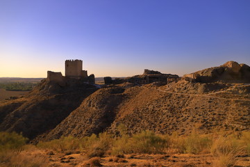 Fototapeta na wymiar castillo en paraje desértico