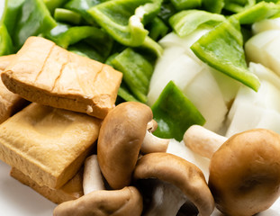 Green peppers, tofu, onion, and mushrooms in plate