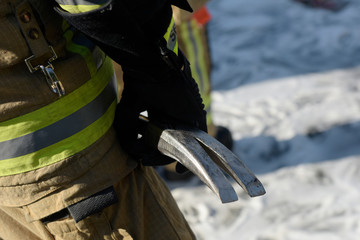 Feuerwehrmann hält eine Halligan-Tool bereit