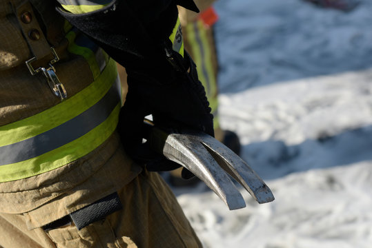 Feuerwehrmann h&auml;lt eine Halligan-Tool bereit