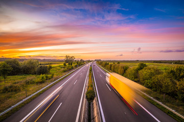 Fototapeta premium Autobahn in Deutschland am Abend