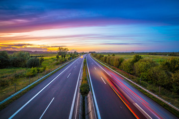 Autobahn in Deutschland am Abend