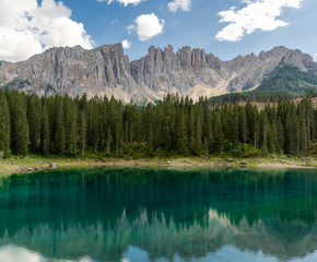 Lago con montañas de fondo y pinos verdes