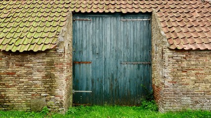 Alte Scheune mit großem blauem Holztor © Omm-on-tour