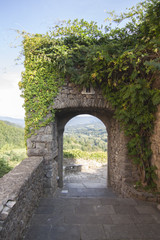 Fototapeta na wymiar paese e castello di Compiano Parma Italia