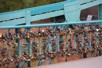 Unzählige Liebesschlösser zieren die Brücke Most Tumski auf den Weg zur Dominsel in...