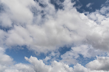 Obraz premium White clouds in blue sky background, for weather forecast images.