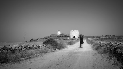 Lefkes - Kykladen - Frau läuft zur Ruine einer Mühle - B&W
