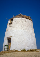 Lefkes - Kykladen - Ruine einer Mühle mit einem Stuhl