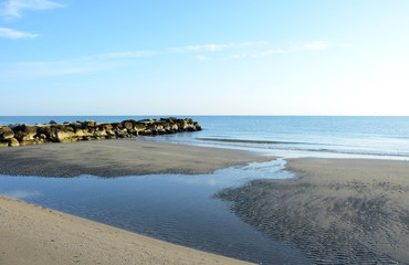 Menschenleerer Strand an der Adria am frühen Morgen - Ebbe und Flut