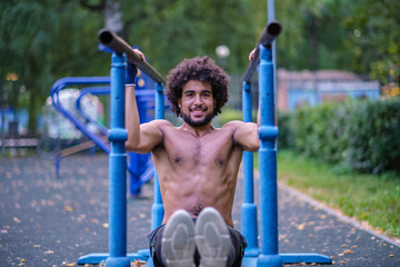 Obraz premium Boxer trains on a street sports ground