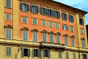 Fototapeta premium Rote Hausfassaden auf dem Piazza del Campo in Siena