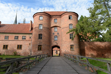 Hauptportal mit Doppelturm zum Domhügel in Frombork (Frauenburg) - Polen